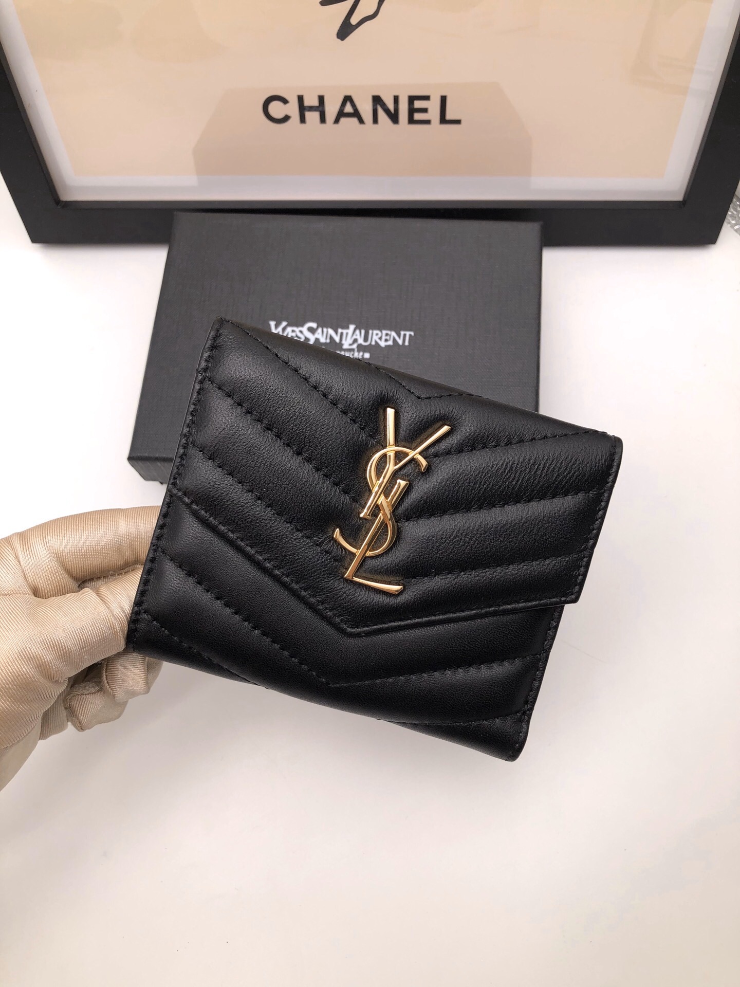 SAINT LAURENT YSL モノグラム コンパクト スリーフォールド ウォレット（ブラック／テクスチャードキルティングレザー）