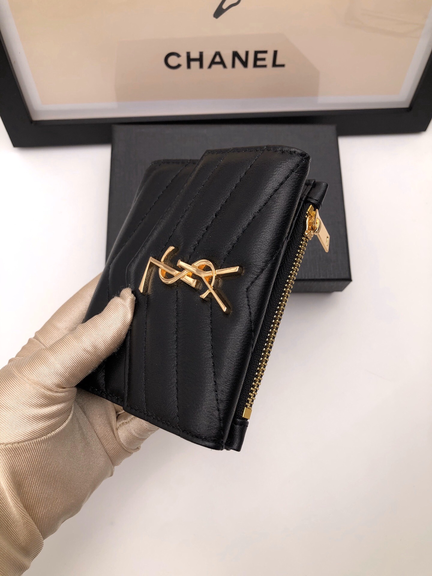 SAINT LAURENT YSL モノグラム コンパクト スリーフォールド ウォレット（ブラック／テクスチャードキルティングレザー）