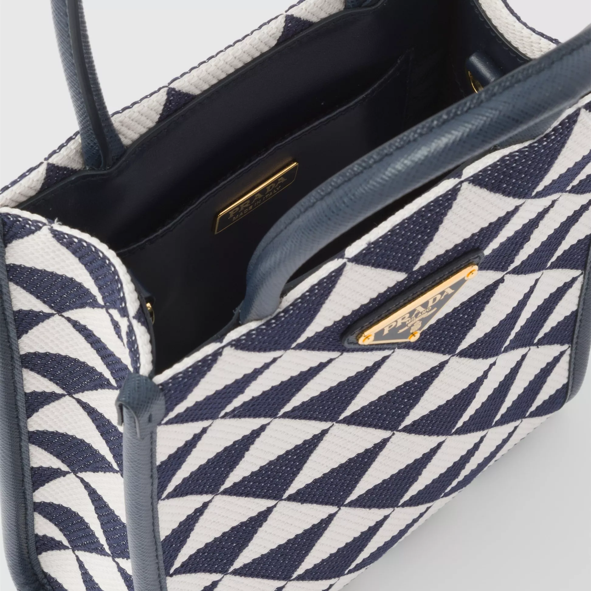 【2024】【PRADA】雑誌掲載！藤井夏恋さんが持っている大ヒットのプラダ新作バッグ「シンボル」！