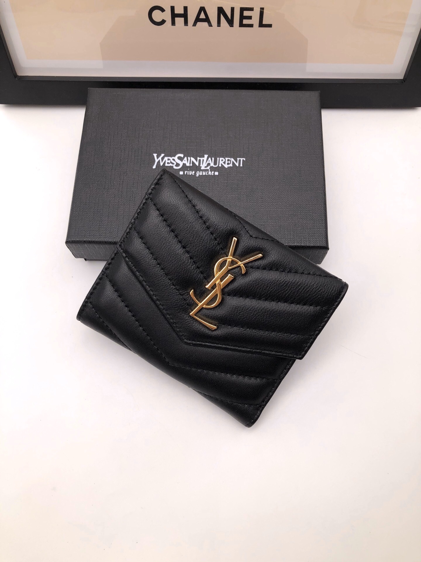 SAINT LAURENT YSL モノグラム コンパクト スリーフォールド ウォレット（ブラック／テクスチャードキルティングレザー）