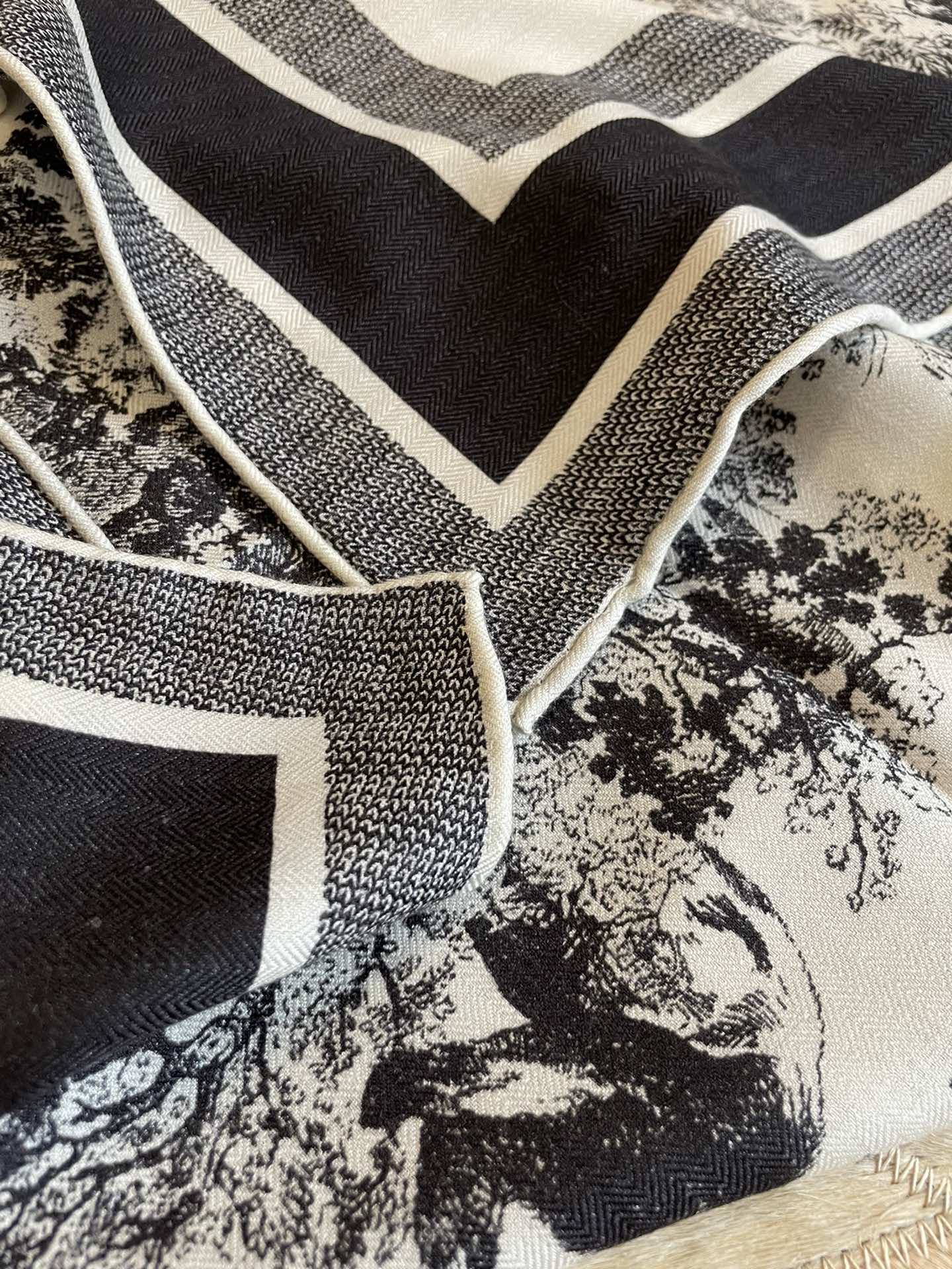 【2024】【DIOR ディオール 】オートクチュール ファッション トランジショナル カラー ロング ビアード スカーフ90*90CM