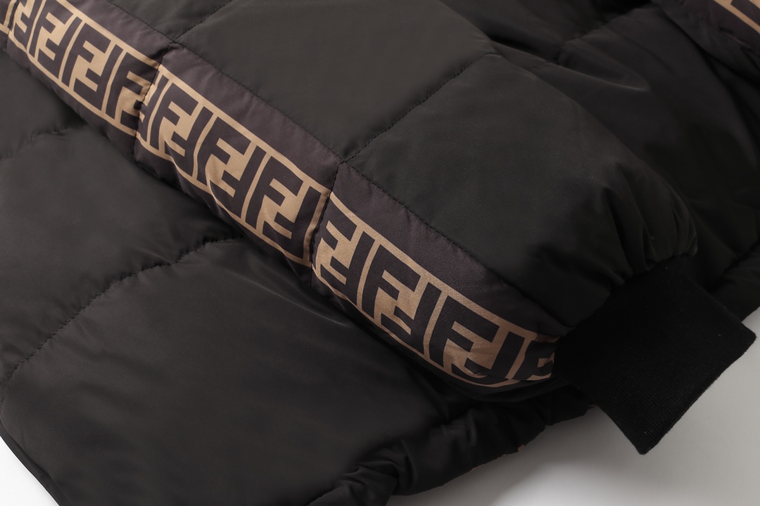 FENDI（フェンディ） ダウンジャケット