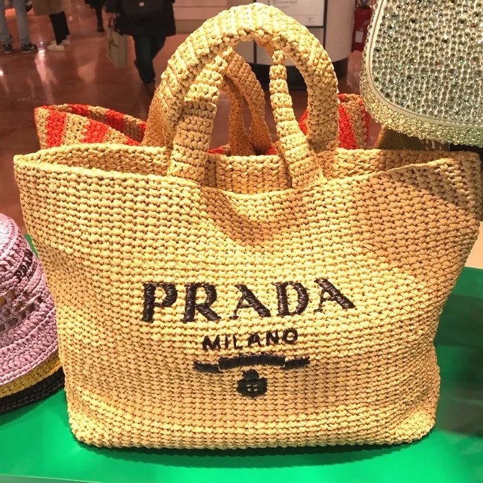 【2024】【PRADA】パリ限定！長澤まさみさん着用！夏らしいムードの大人気のラフィアトートバッグ！！