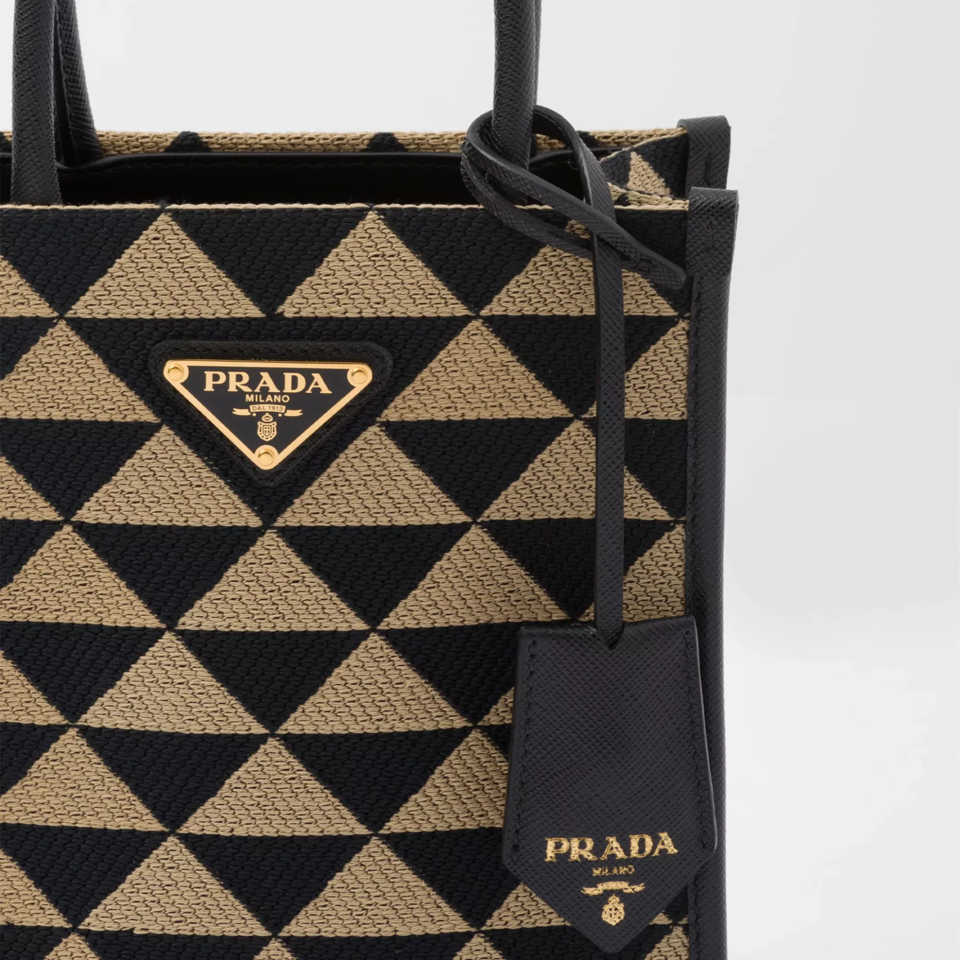 【2024】【PRADA】雑誌掲載！藤井夏恋さんが持っている大ヒットのプラダ新作バッグ「シンボル」！