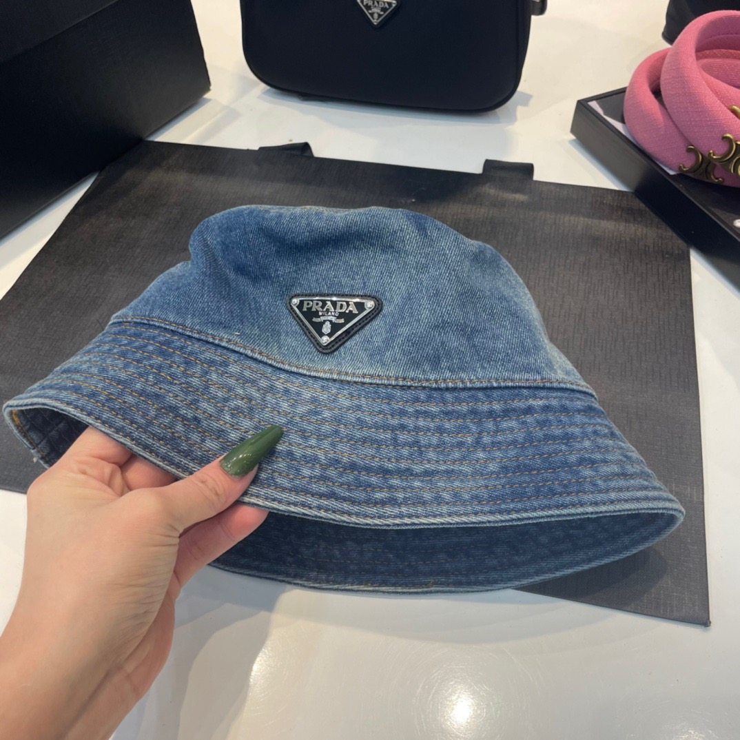 【2024】PRADA 春夏向けのタイダイデニムベースボールキャップとバケットハット【 割引のために帽子を 2 つ購入する】