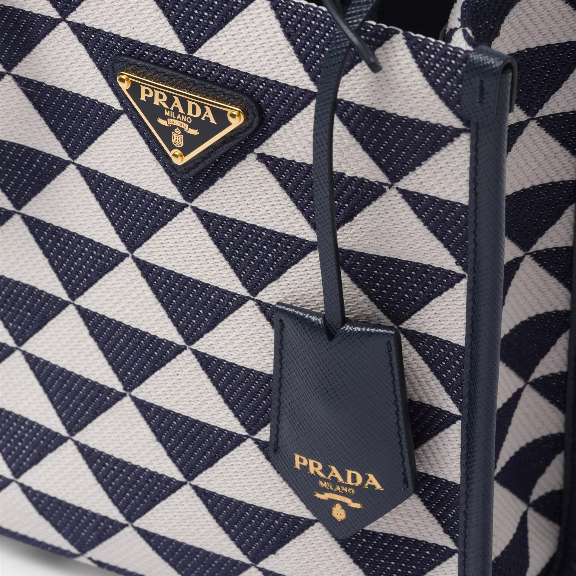 【2024】【PRADA】雑誌掲載！藤井夏恋さんが持っている大ヒットのプラダ新作バッグ「シンボル」！