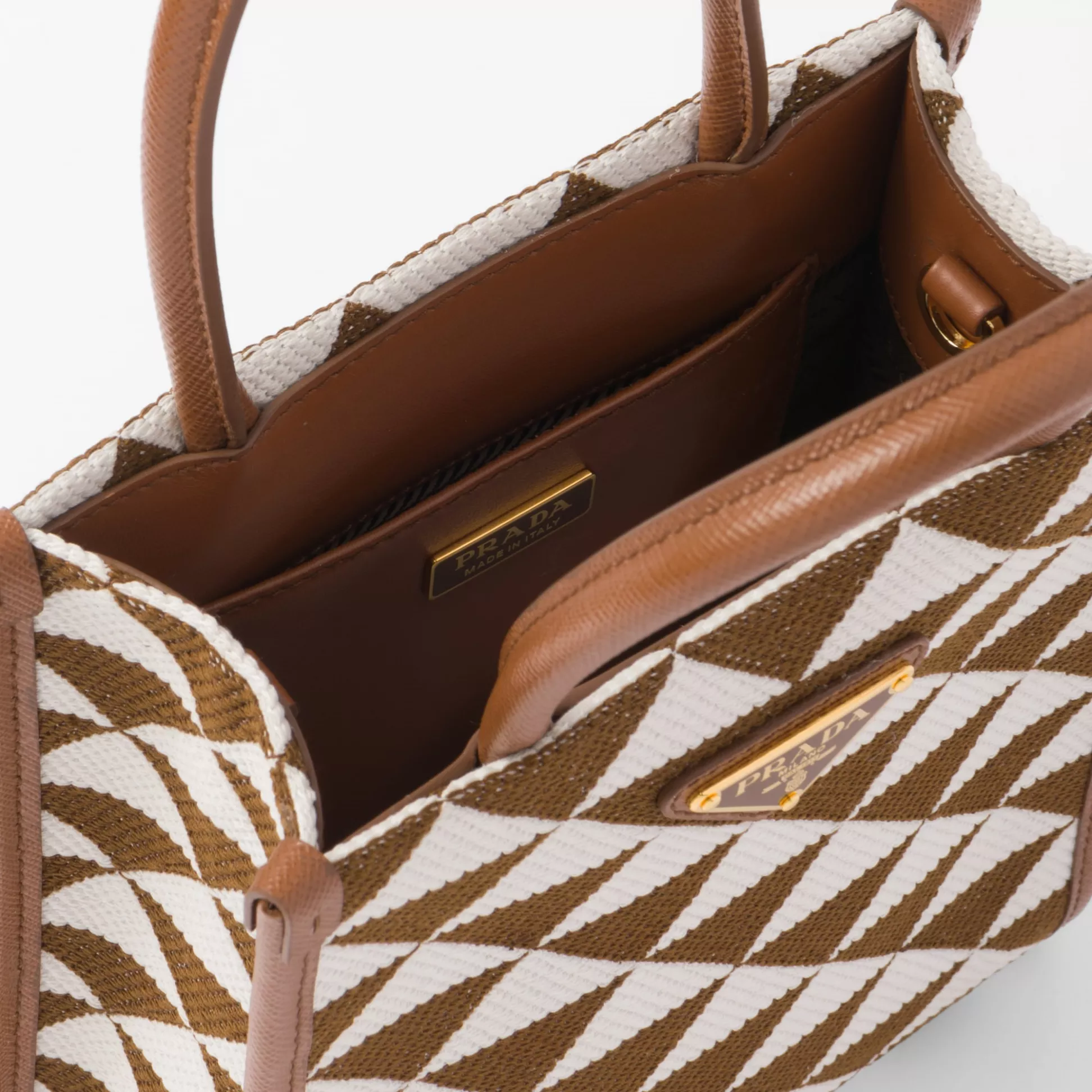 【2024】【PRADA】雑誌掲載！藤井夏恋さんが持っている大ヒットのプラダ新作バッグ「シンボル」！