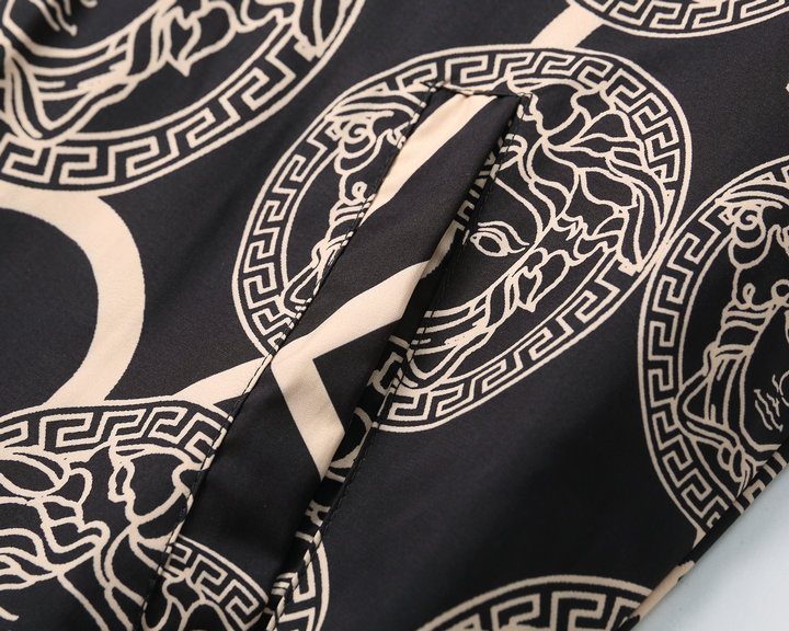 【VERSACE 公式旗艦店】ヴェルサーチ ジャケット着好評に付き再入荷！