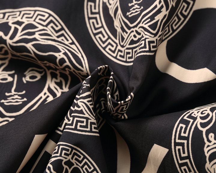 【VERSACE 公式旗艦店】ヴェルサーチ ジャケット着好評に付き再入荷！