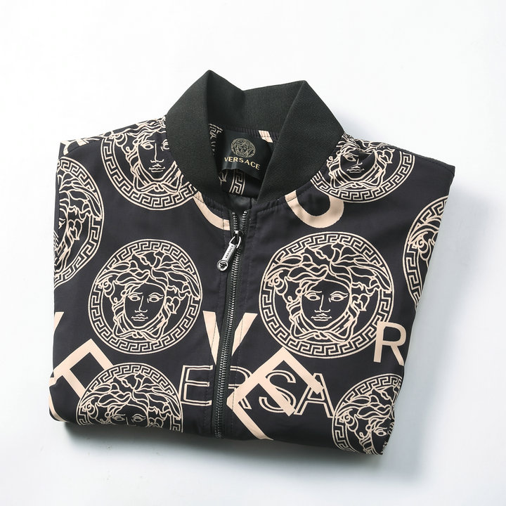 【VERSACE 公式旗艦店】ヴェルサーチ ジャケット着好評に付き再入荷！