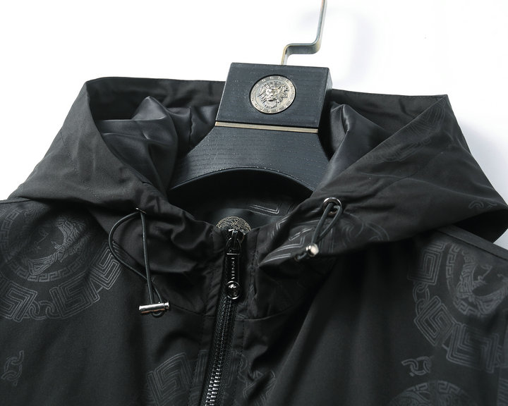 【VERSACE 公式旗艦店】ヴェルサーチ ジャケット着好評に付き再入荷！