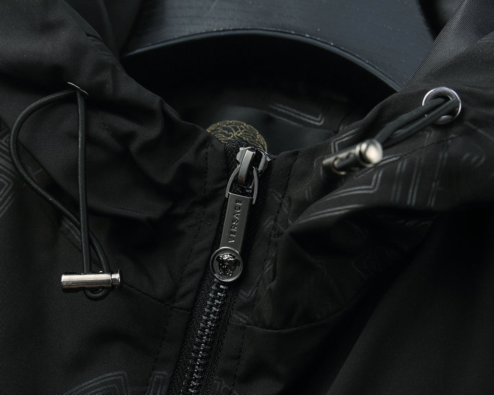 【VERSACE 公式旗艦店】ヴェルサーチ ジャケット着好評に付き再入荷！