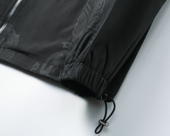 【VERSACE 公式旗艦店】ヴェルサーチ ジャケット着好評に付き再入荷！