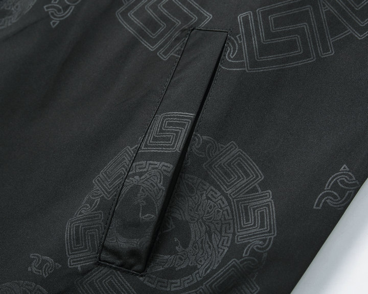 【VERSACE 公式旗艦店】ヴェルサーチ ジャケット着好評に付き再入荷！