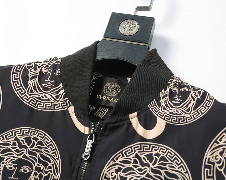 【VERSACE 公式旗艦店】ヴェルサーチ ジャケット着好評に付き再入荷！