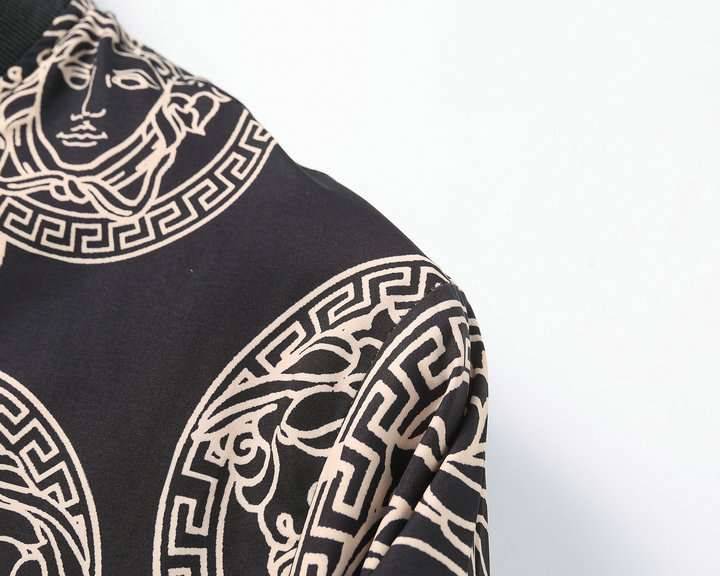 【VERSACE 公式旗艦店】ヴェルサーチ ジャケット着好評に付き再入荷！