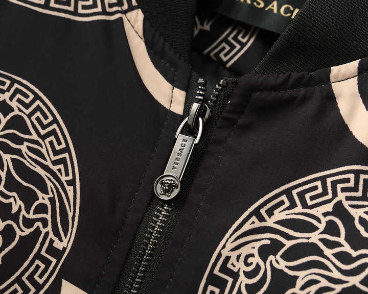 【VERSACE 公式旗艦店】ヴェルサーチ ジャケット着好評に付き再入荷！
