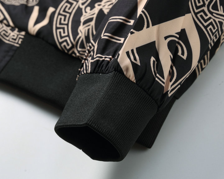 【VERSACE 公式旗艦店】ヴェルサーチ ジャケット着好評に付き再入荷！