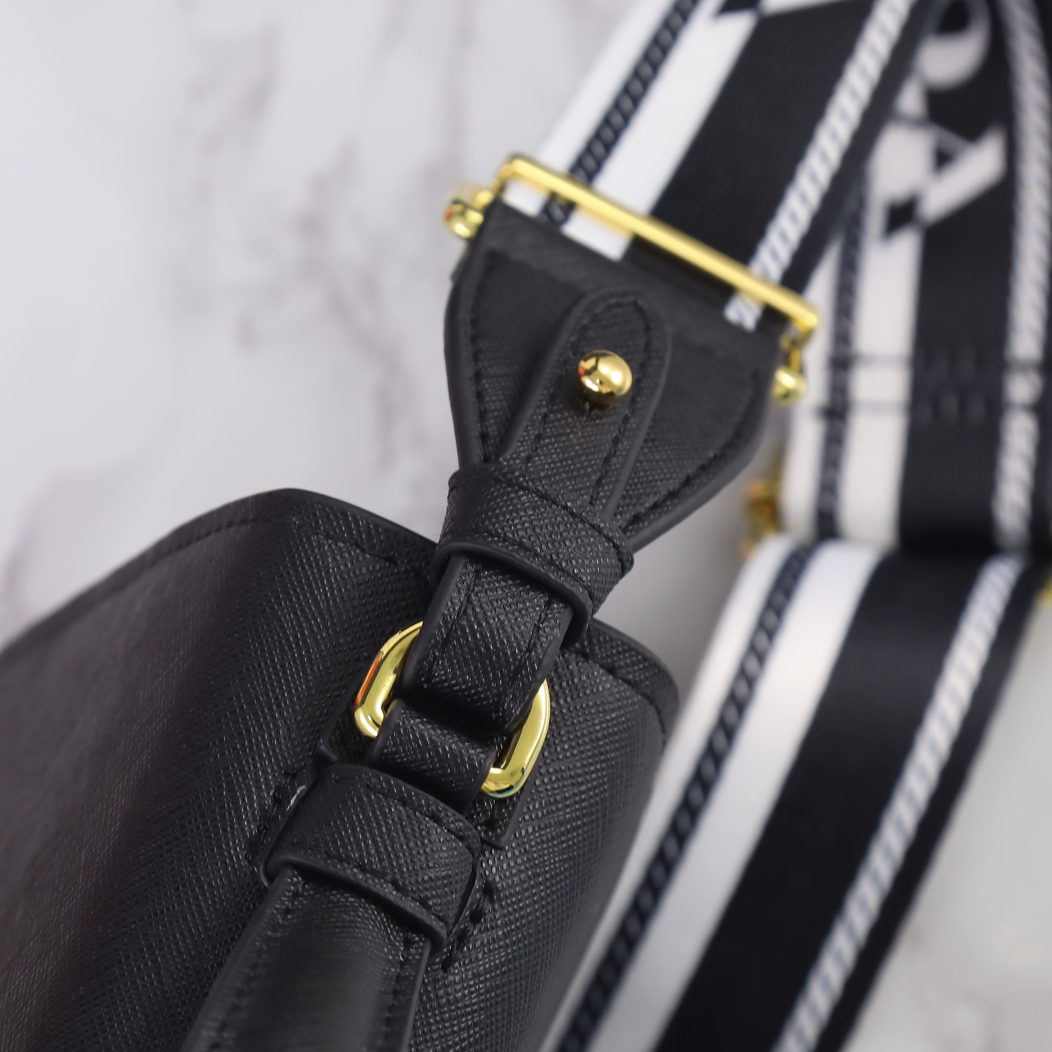 【PRADA  公式旗艦店】プラダ   斜めがけバッグ  当日出荷 好評に付き再入荷！21*14*6.5CM