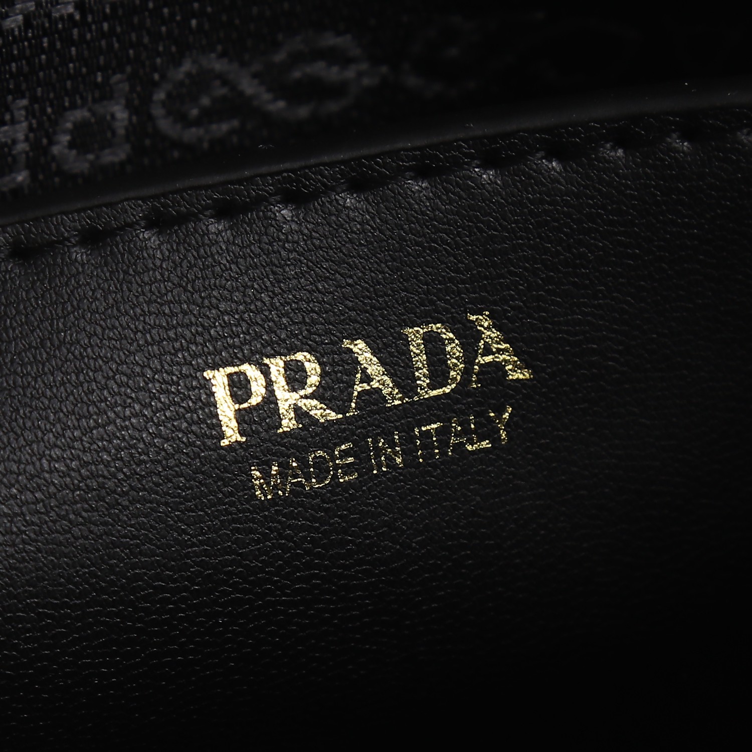 【PRADA  公式旗艦店】プラダ   斜めがけバッグ  当日出荷 好評に付き再入荷！21*14*6.5CM