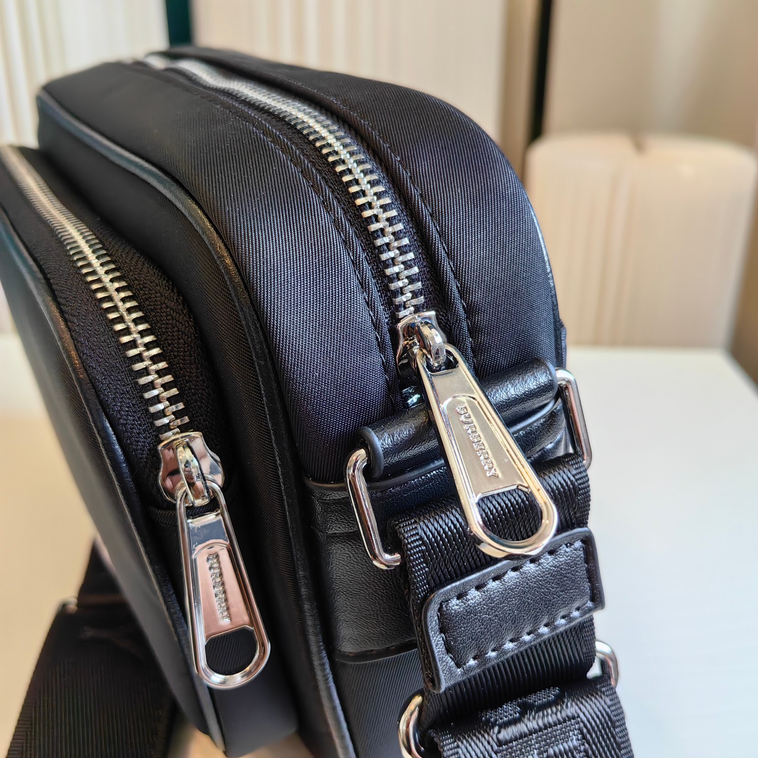 【BURBERRY 公式旗艦店】バーバリー   斜めがけバッグ 当日出荷 好評に付き再入荷！21*6*15CM