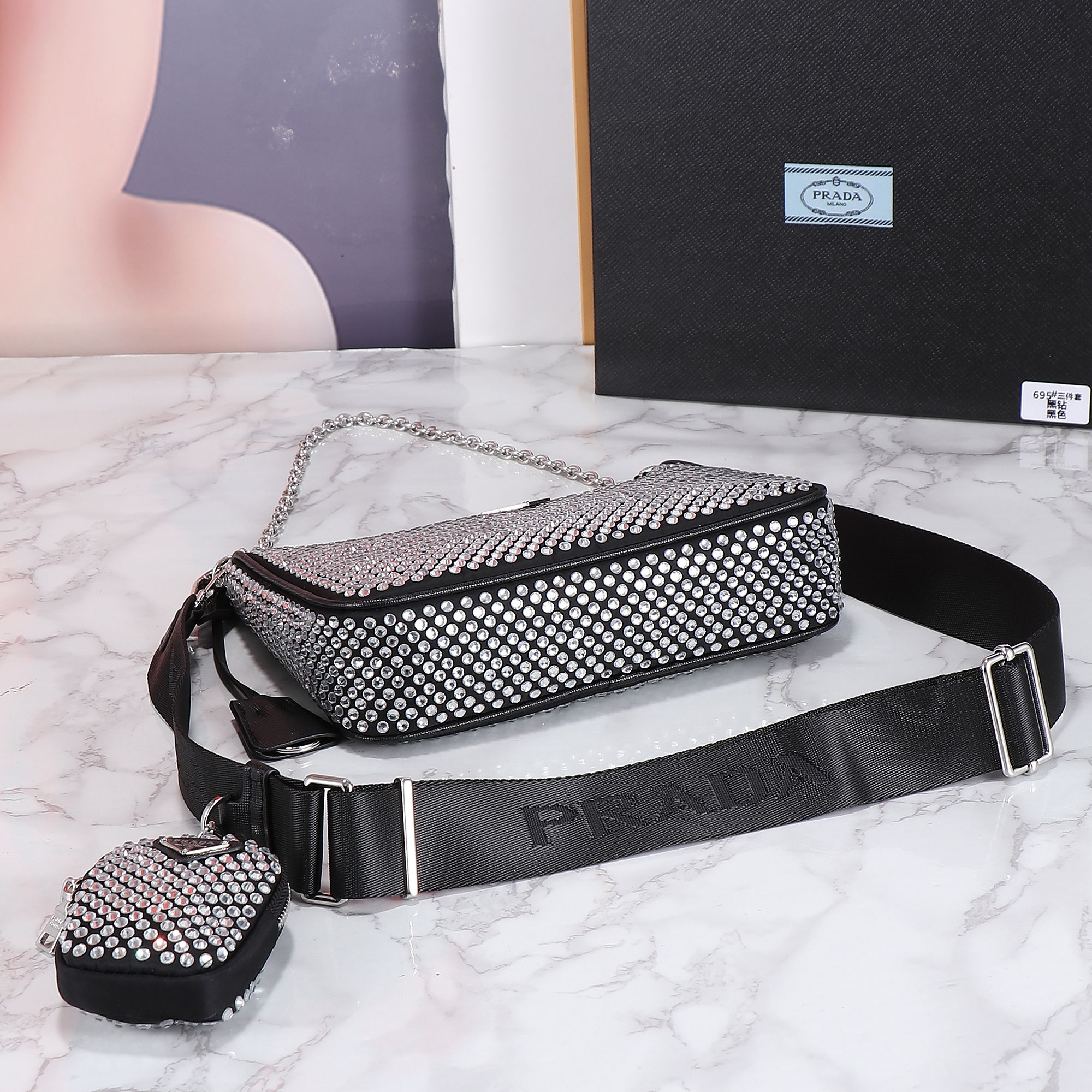 【PRADA  公式旗艦店】プラダ   斜めがけバッグ  当日出荷 好評に付き再入荷！22*16*6CM