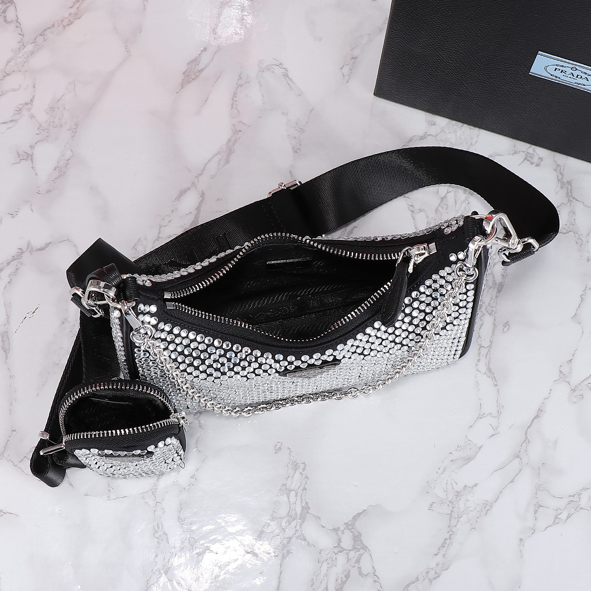 【PRADA  公式旗艦店】プラダ   斜めがけバッグ  当日出荷 好評に付き再入荷！22*16*6CM