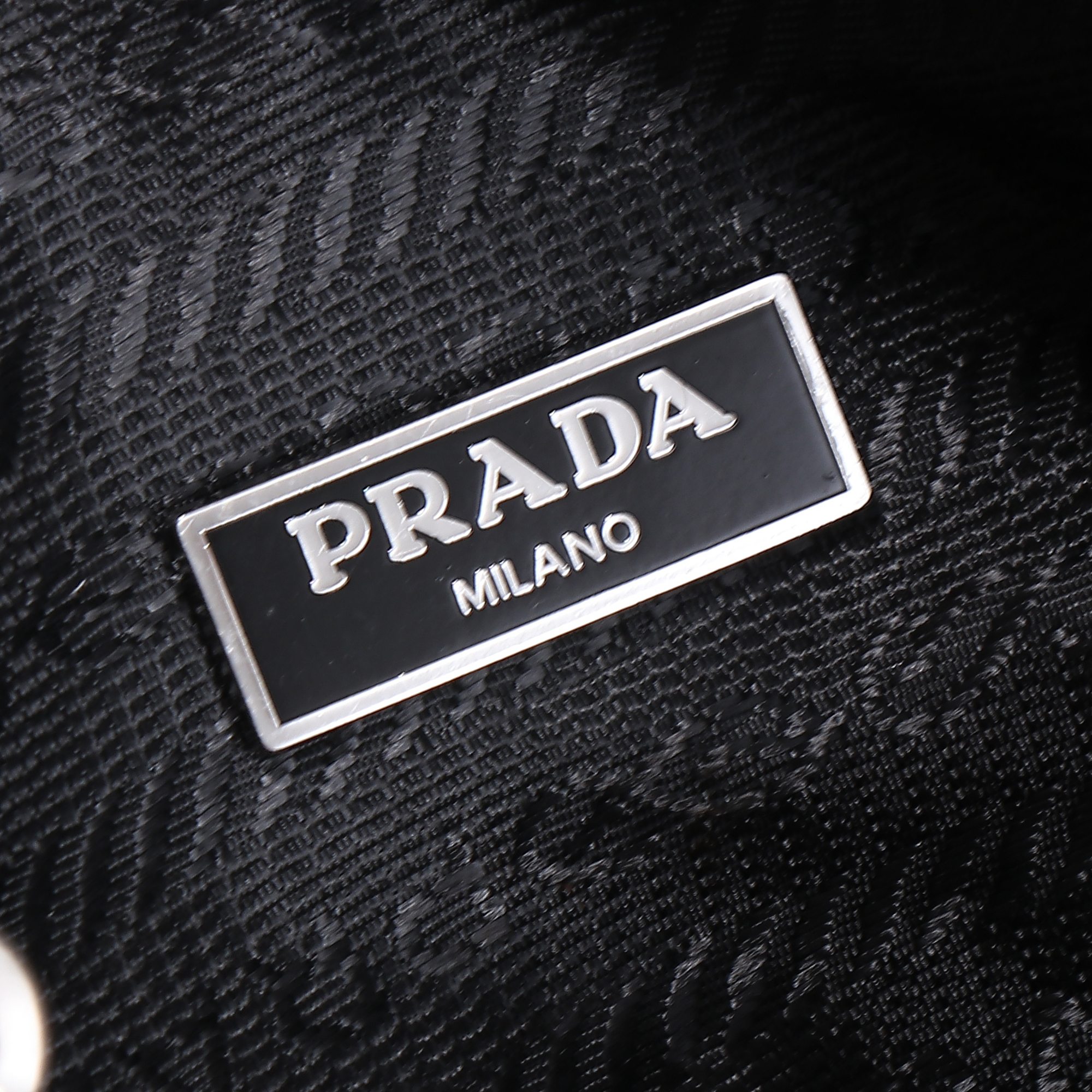 【PRADA  公式旗艦店】プラダ   斜めがけバッグ  当日出荷 好評に付き再入荷！22*16*6CM