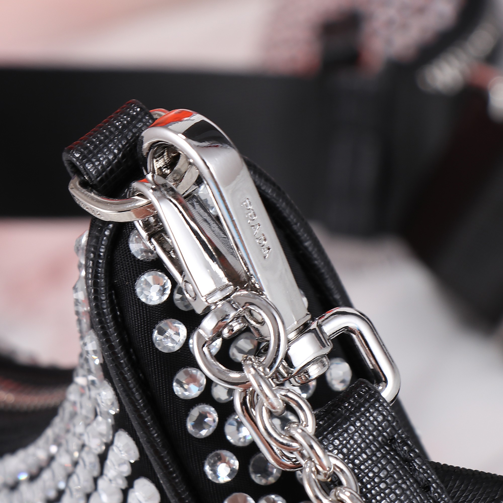 【PRADA  公式旗艦店】プラダ   斜めがけバッグ  当日出荷 好評に付き再入荷！22*16*6CM