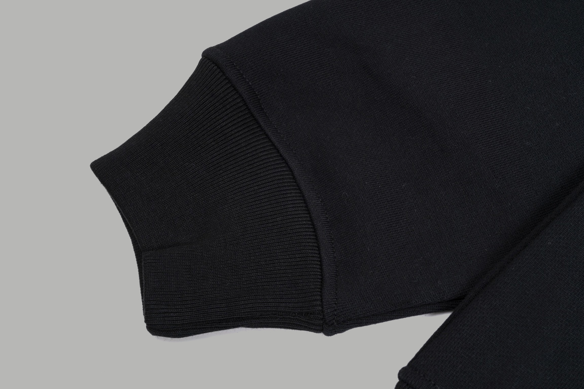 【Miumiu 公式旗艦店】ミュウミュウ  丸首の衛衣 スウェット ご好評に付き再入荷！241122