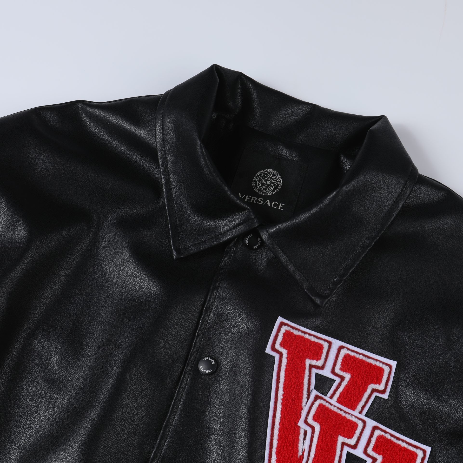 【VERSACE  公式旗艦店】ヴェルサーチ  ジャケット着 ご好評に付き再入荷！241023