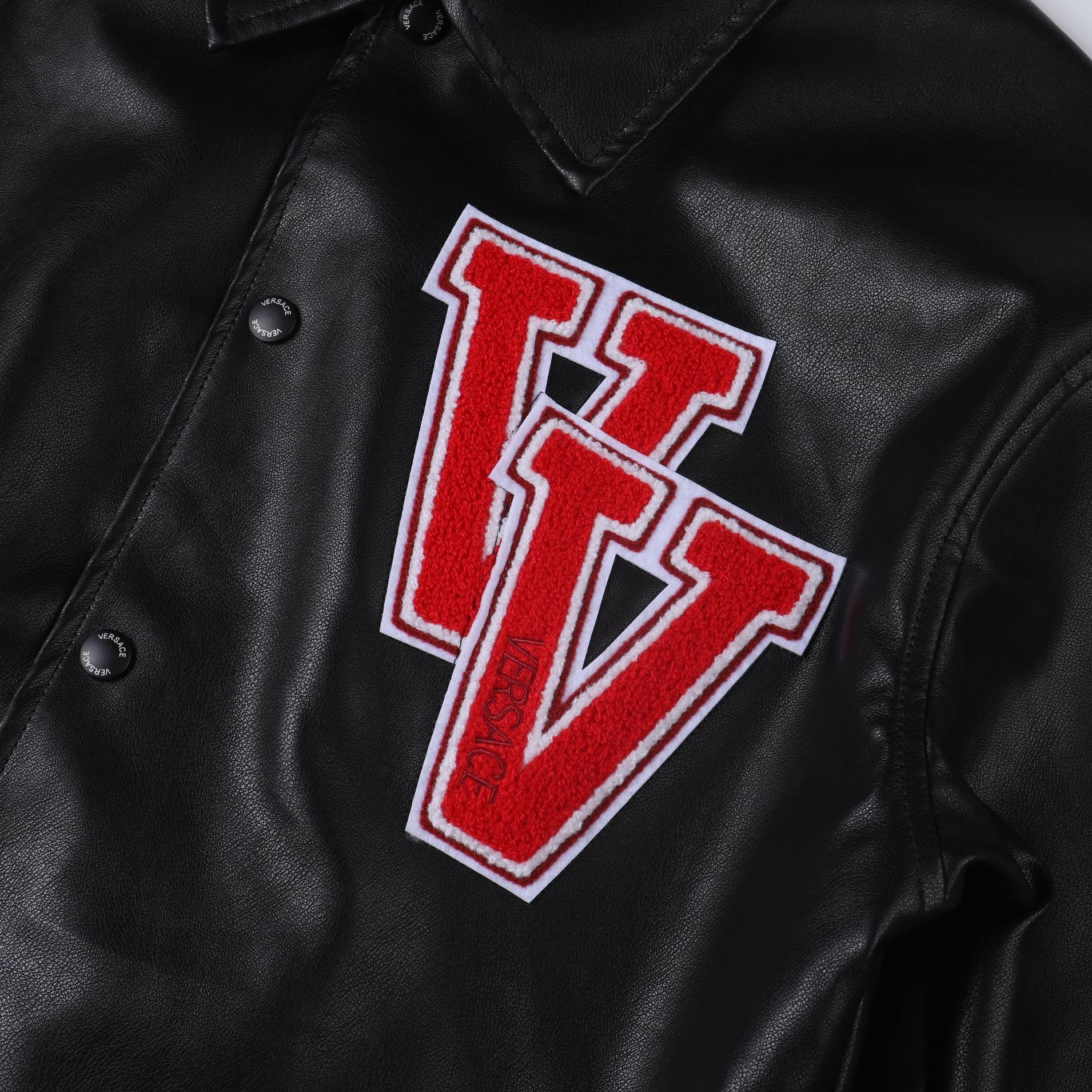 【VERSACE  公式旗艦店】ヴェルサーチ  ジャケット着 ご好評に付き再入荷！241023