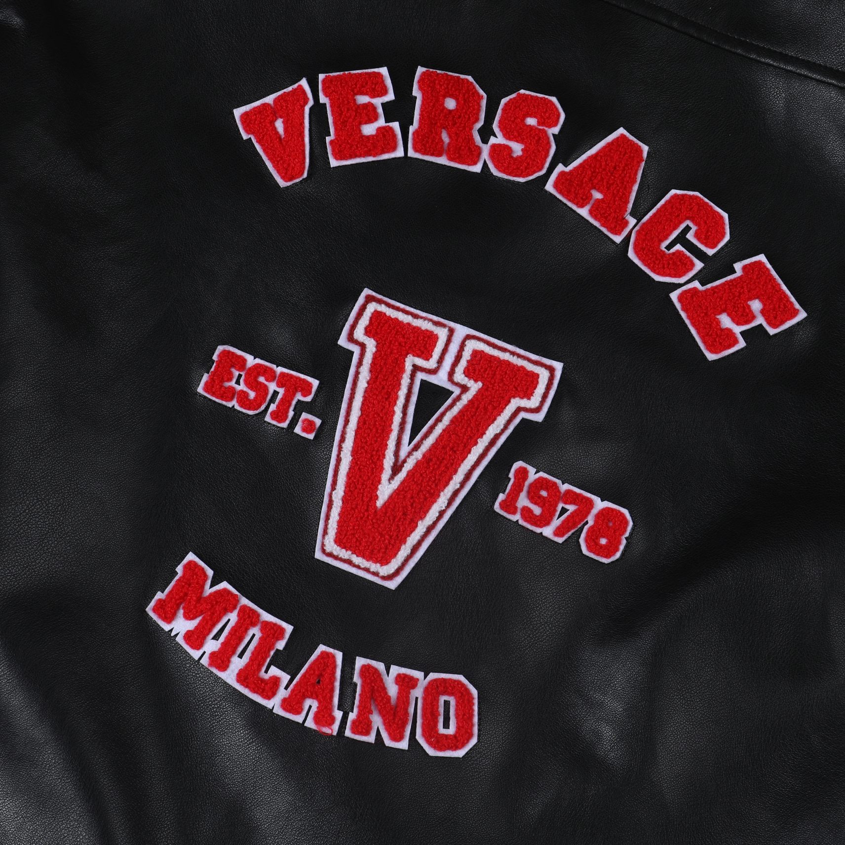 【VERSACE  公式旗艦店】ヴェルサーチ  ジャケット着 ご好評に付き再入荷！241023