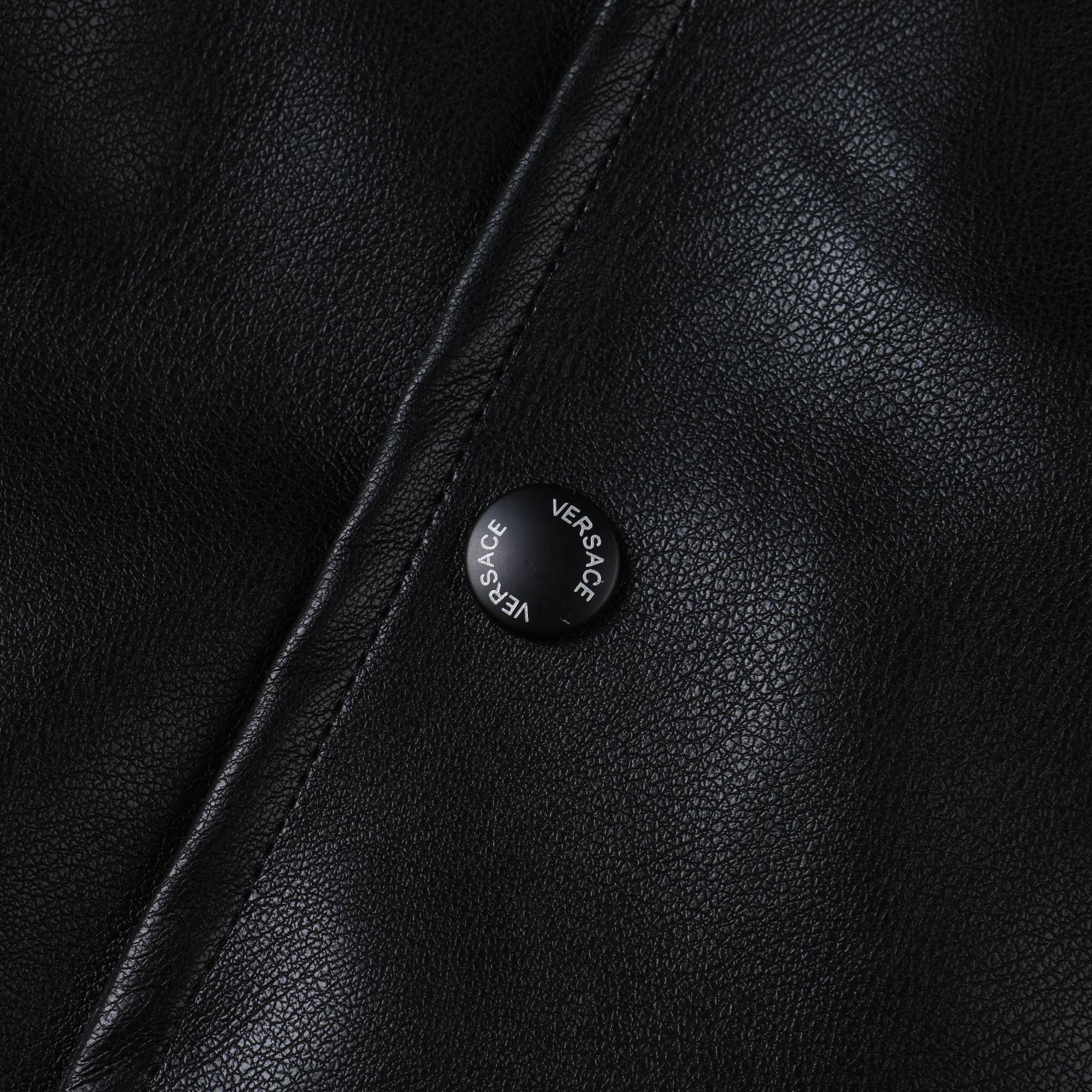 【VERSACE  公式旗艦店】ヴェルサーチ  ジャケット着 ご好評に付き再入荷！241023