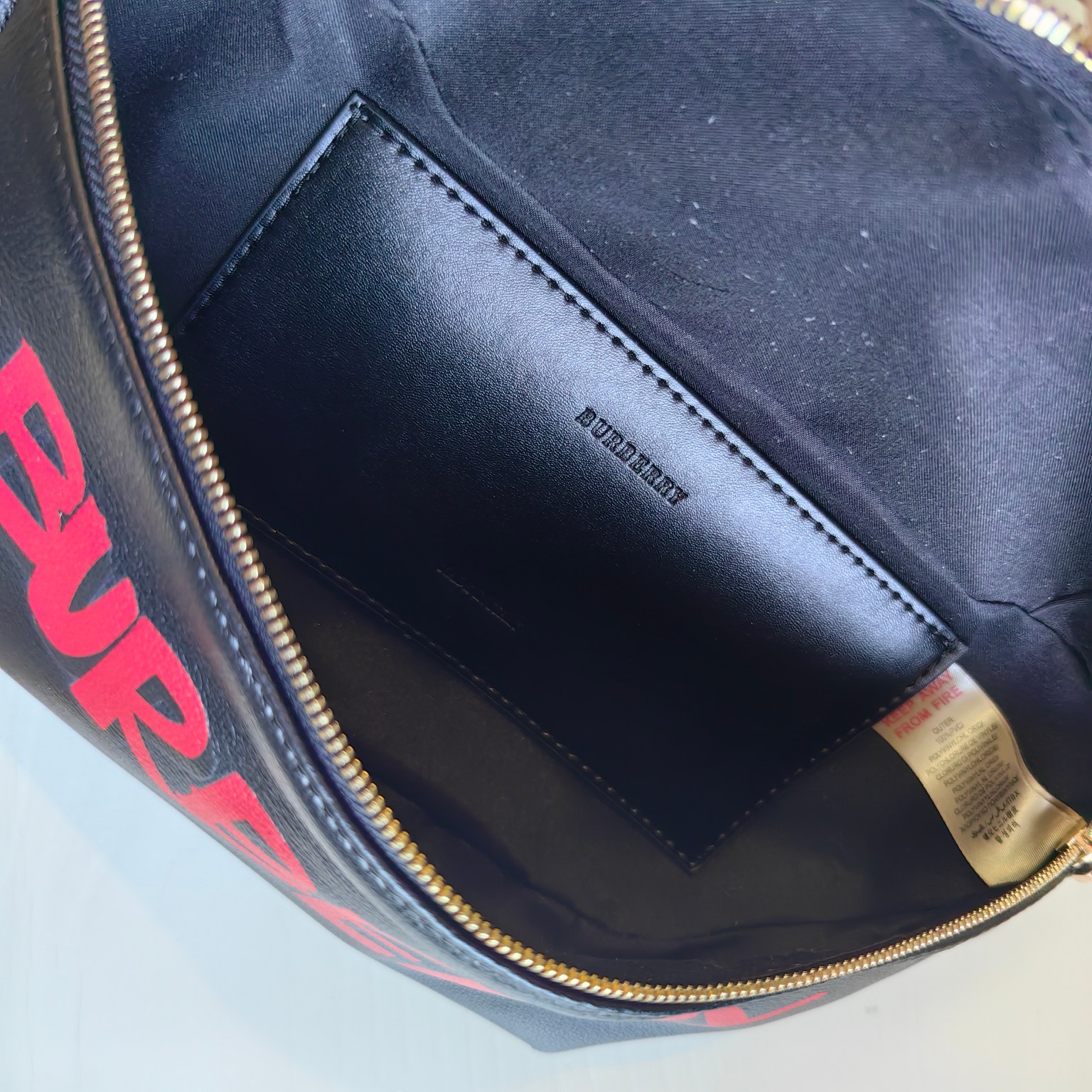 【BURBERRY 公式旗艦店】バーバリー  胸ポケット 当日出荷 好評に付き再入荷！21*18CM