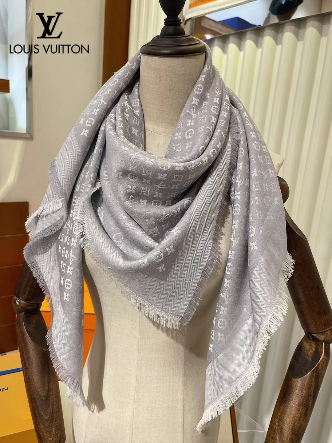 【2024】【LV Louis Vuitton ルイ·ヴィトン】オートクチュール ファッション トランジショナル カラー ロング ビアード スカーフ120*120CM