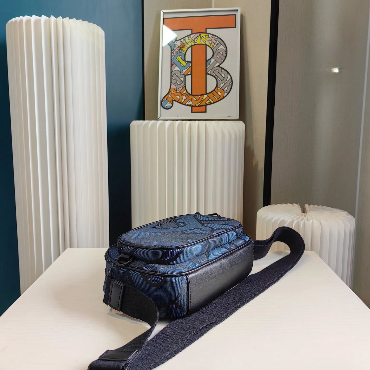 【BURBERRY  公式旗艦店】バーバリー 斜めがけバッグ 当日出荷 好評に付き再入荷！22*16CM