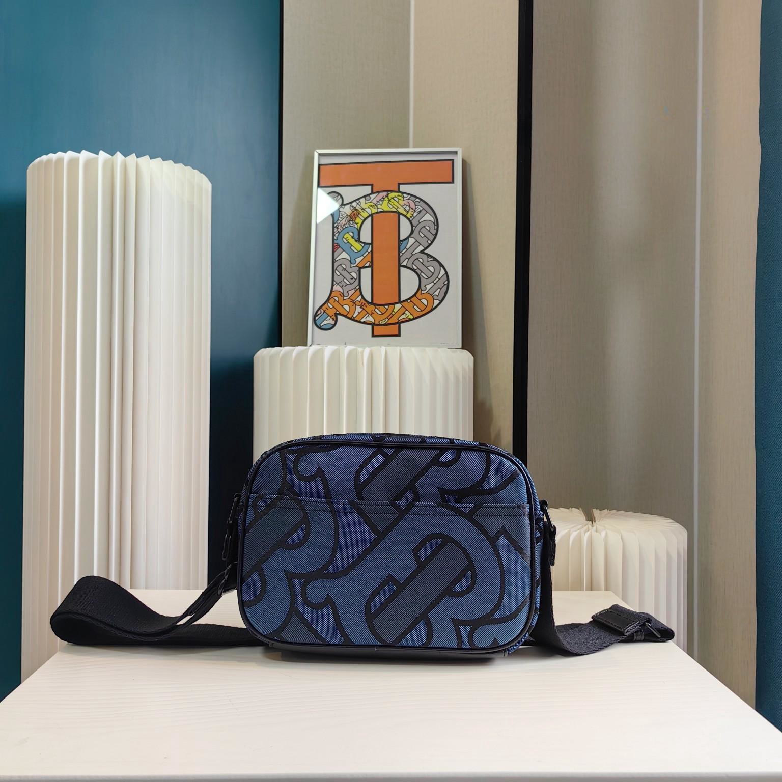 【BURBERRY  公式旗艦店】バーバリー 斜めがけバッグ 当日出荷 好評に付き再入荷！22*16CM