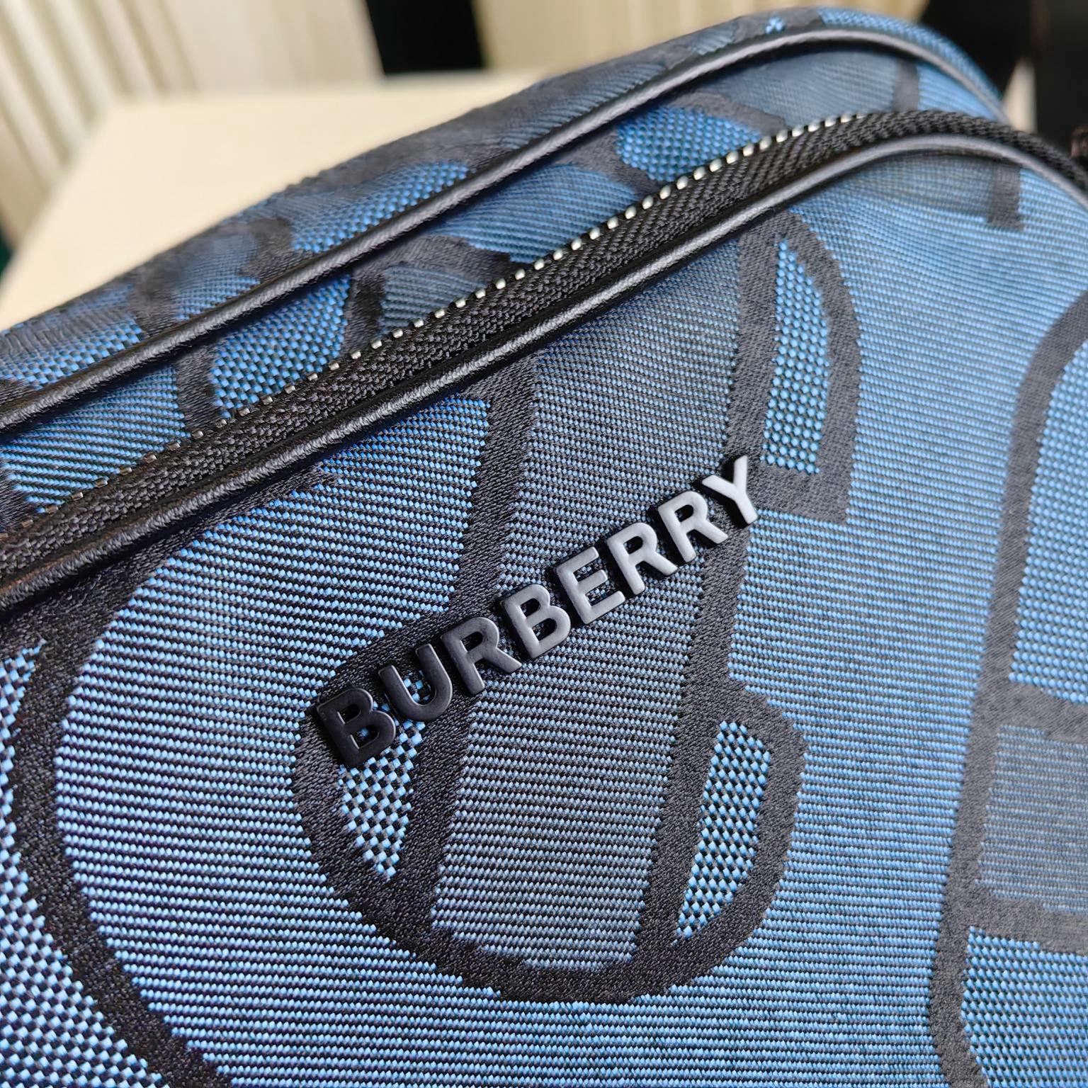 【BURBERRY  公式旗艦店】バーバリー 斜めがけバッグ 当日出荷 好評に付き再入荷！22*16CM