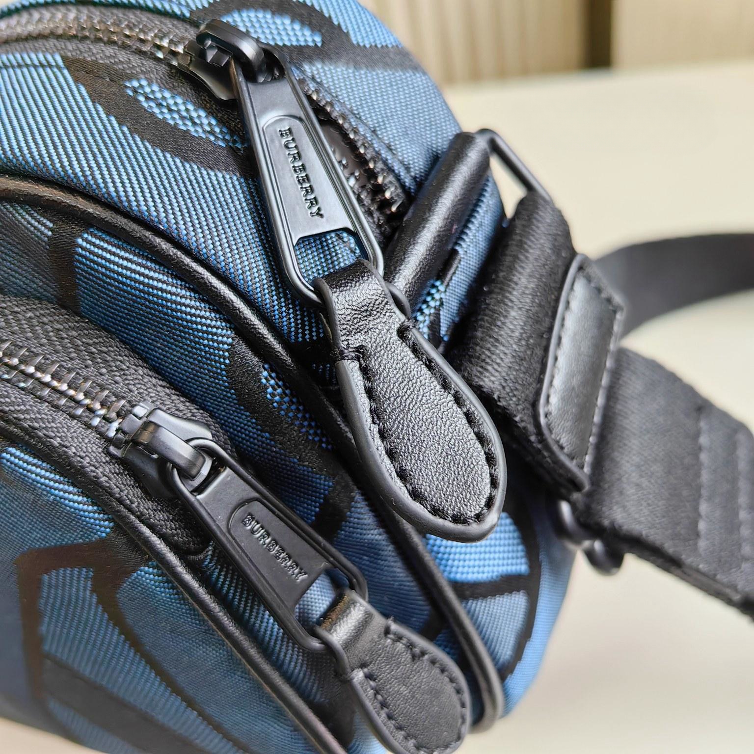 【BURBERRY  公式旗艦店】バーバリー 斜めがけバッグ 当日出荷 好評に付き再入荷！22*16CM