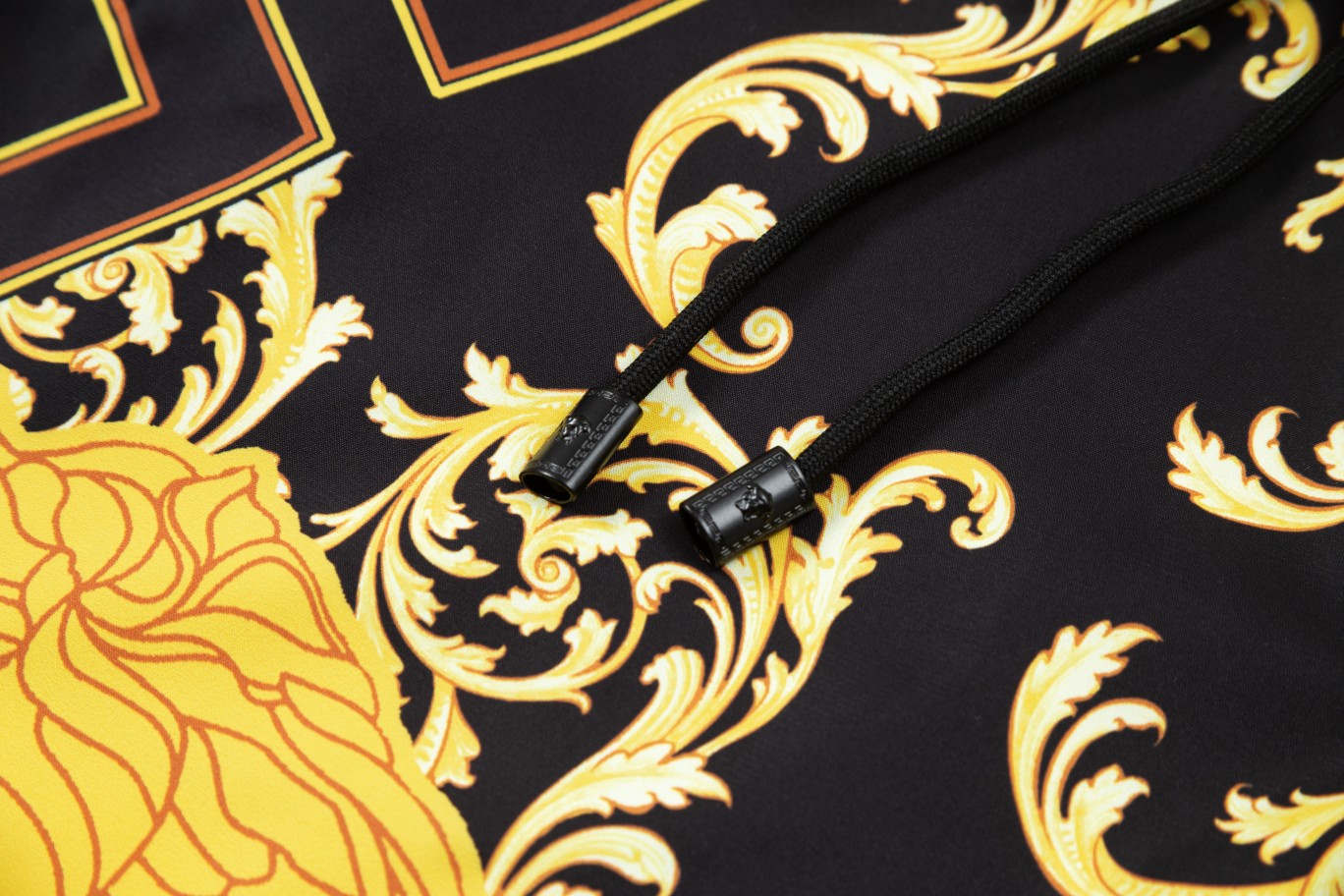 【VERSACE  公式旗艦店】ヴェルサーチ  ショートパンツ  ご好評に付き再入荷！