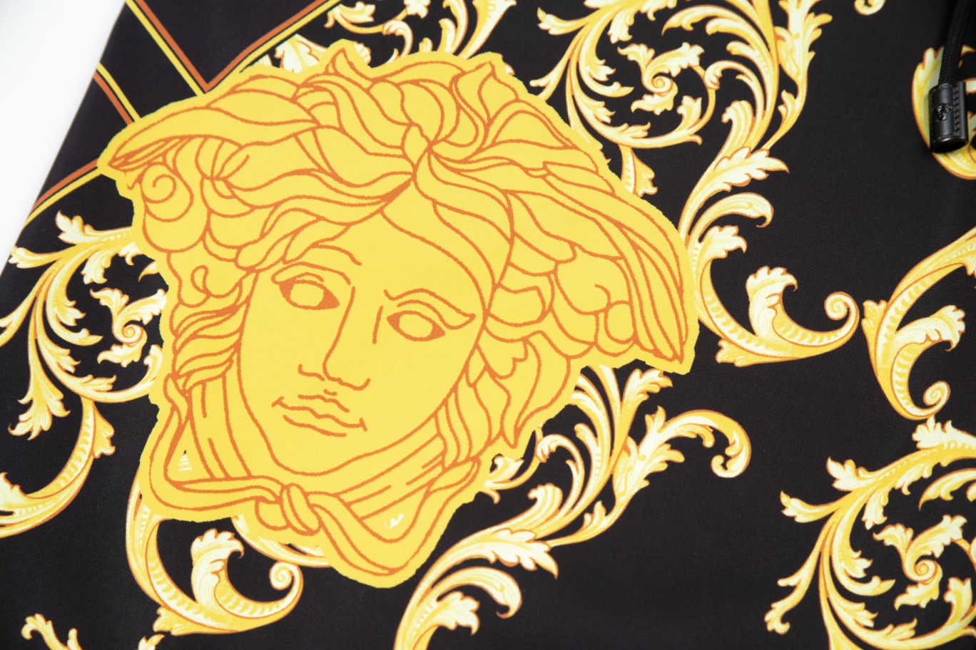 【VERSACE  公式旗艦店】ヴェルサーチ  ショートパンツ  ご好評に付き再入荷！