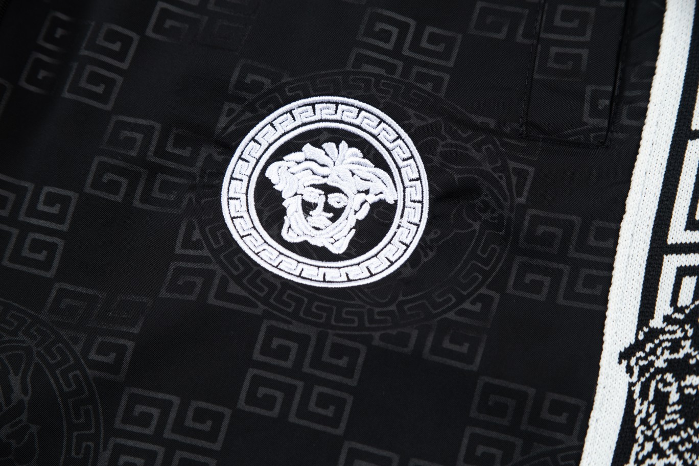 【VERSACE  公式旗艦店】ヴェルサーチ  ショートパンツ  ご好評に付き再入荷！