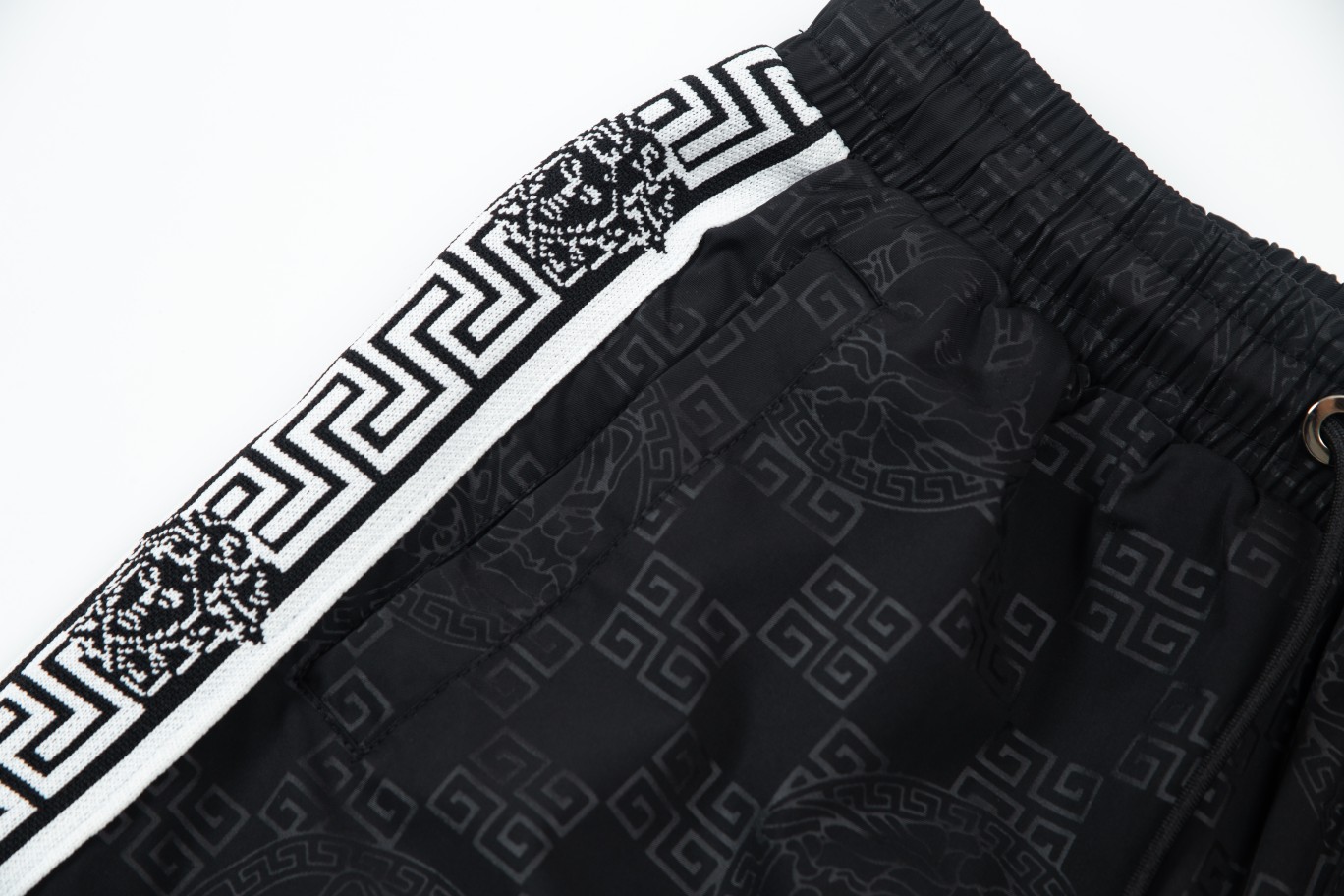 【VERSACE  公式旗艦店】ヴェルサーチ  ショートパンツ  ご好評に付き再入荷！