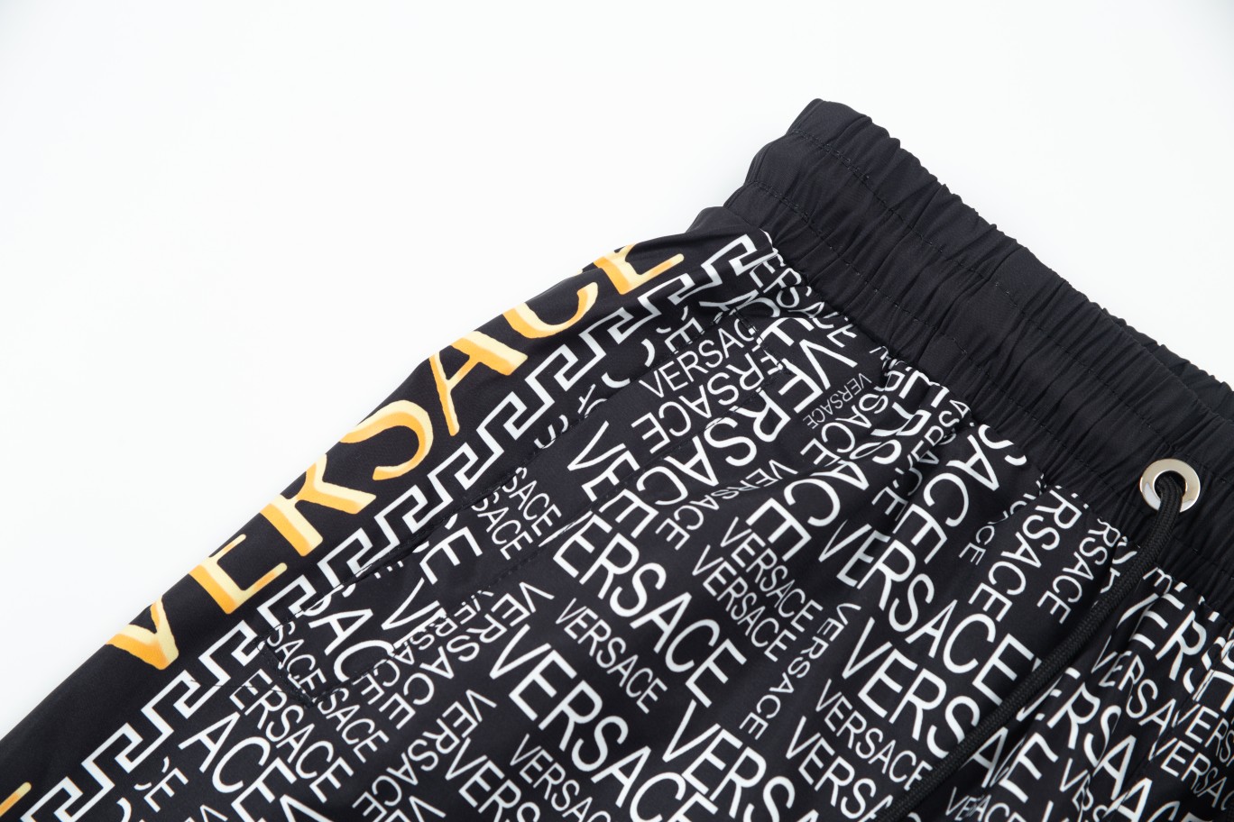 【VERSACE  公式旗艦店】ヴェルサーチ  ショートパンツ  ご好評に付き再入荷！