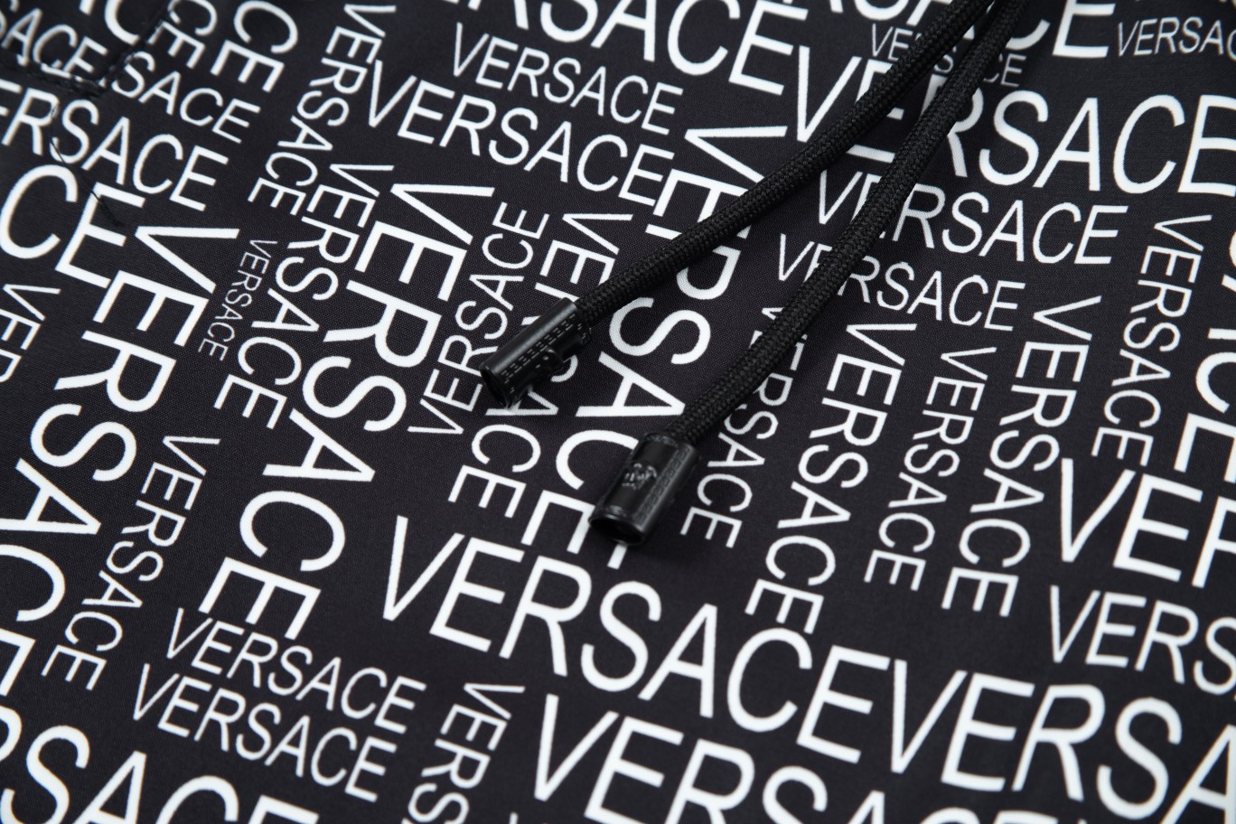 【VERSACE  公式旗艦店】ヴェルサーチ  ショートパンツ  ご好評に付き再入荷！