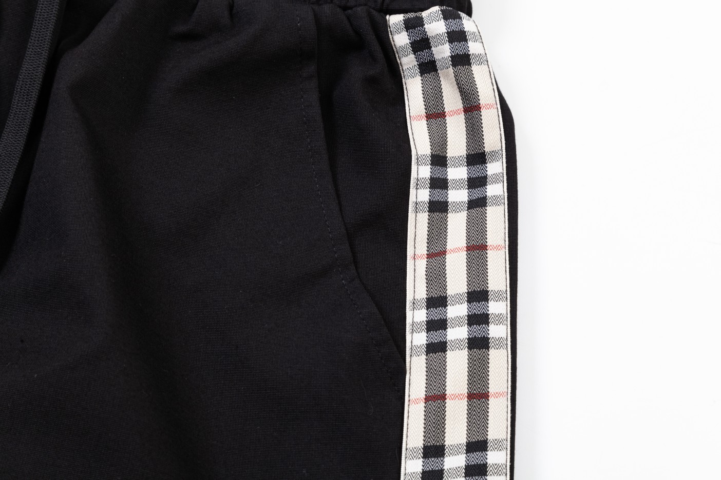 【BURBERRY  公式旗艦店】バーバリー  ショートパンツ  ご好評に付き再入荷！