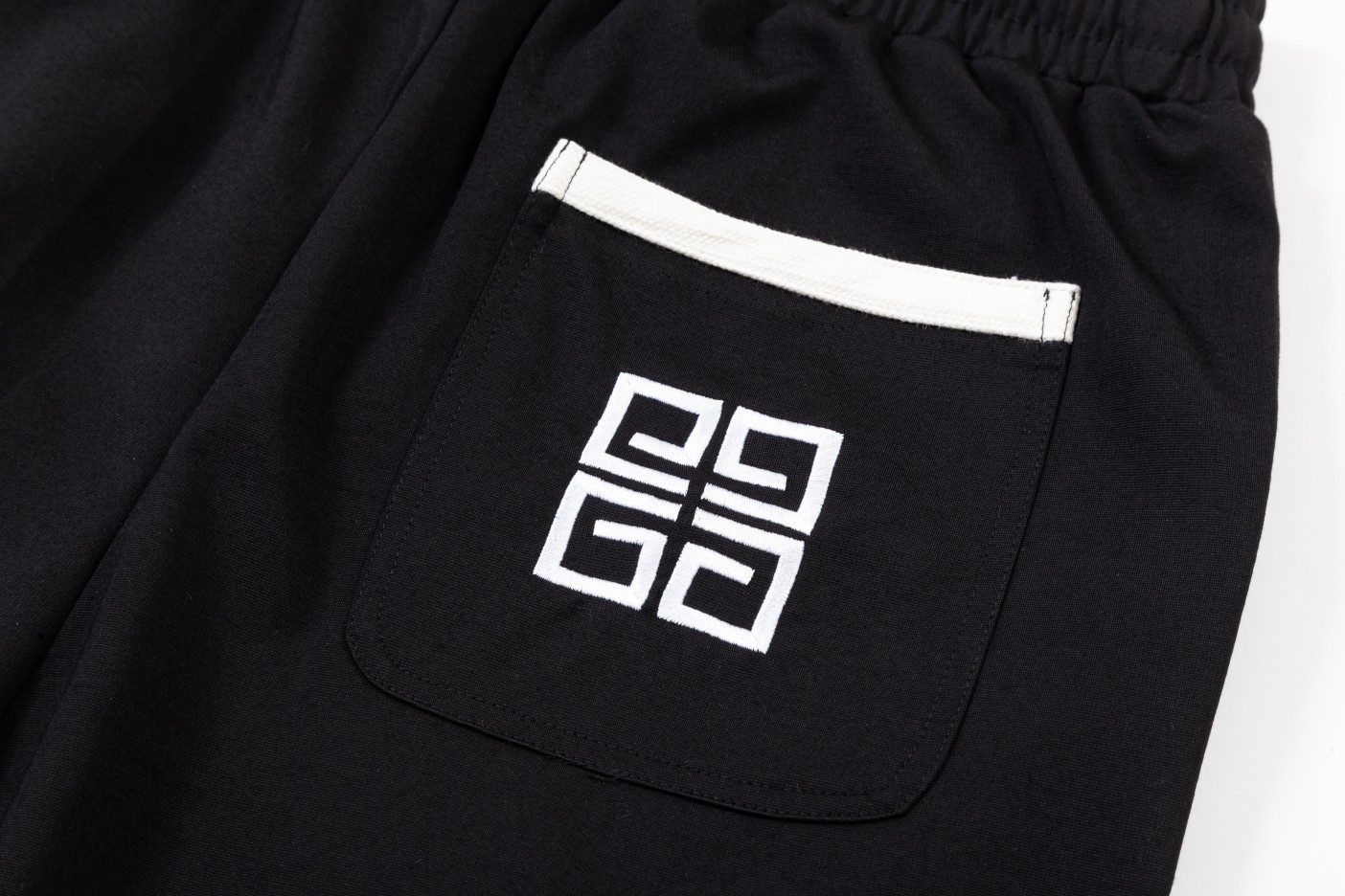 【GIVENCHY  公式旗艦店】ジバンシー ショートパンツご好評に付き再入荷！