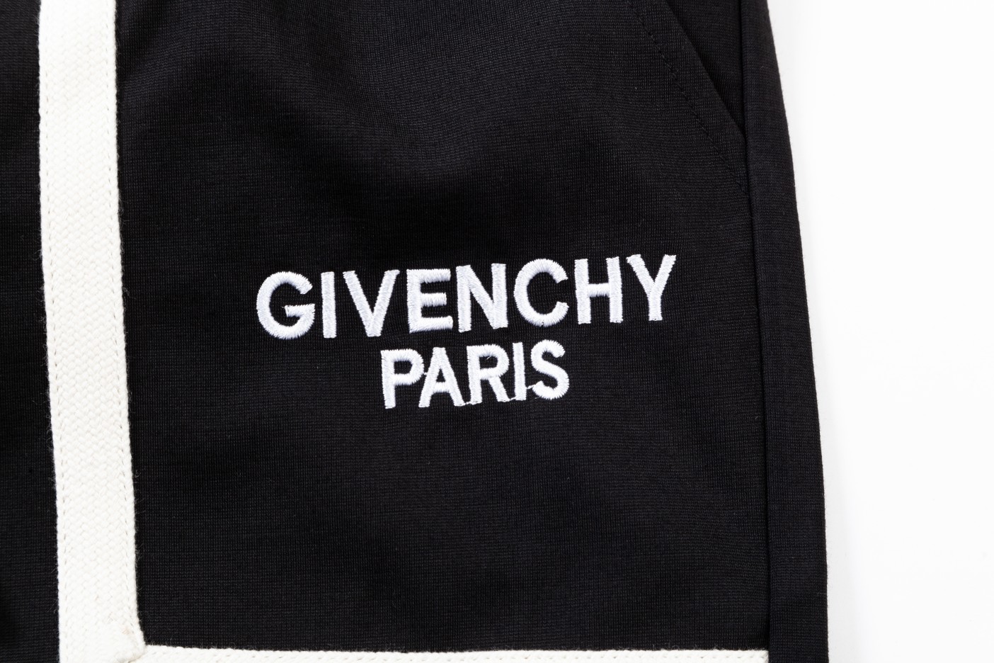 【GIVENCHY  公式旗艦店】ジバンシー ショートパンツご好評に付き再入荷！