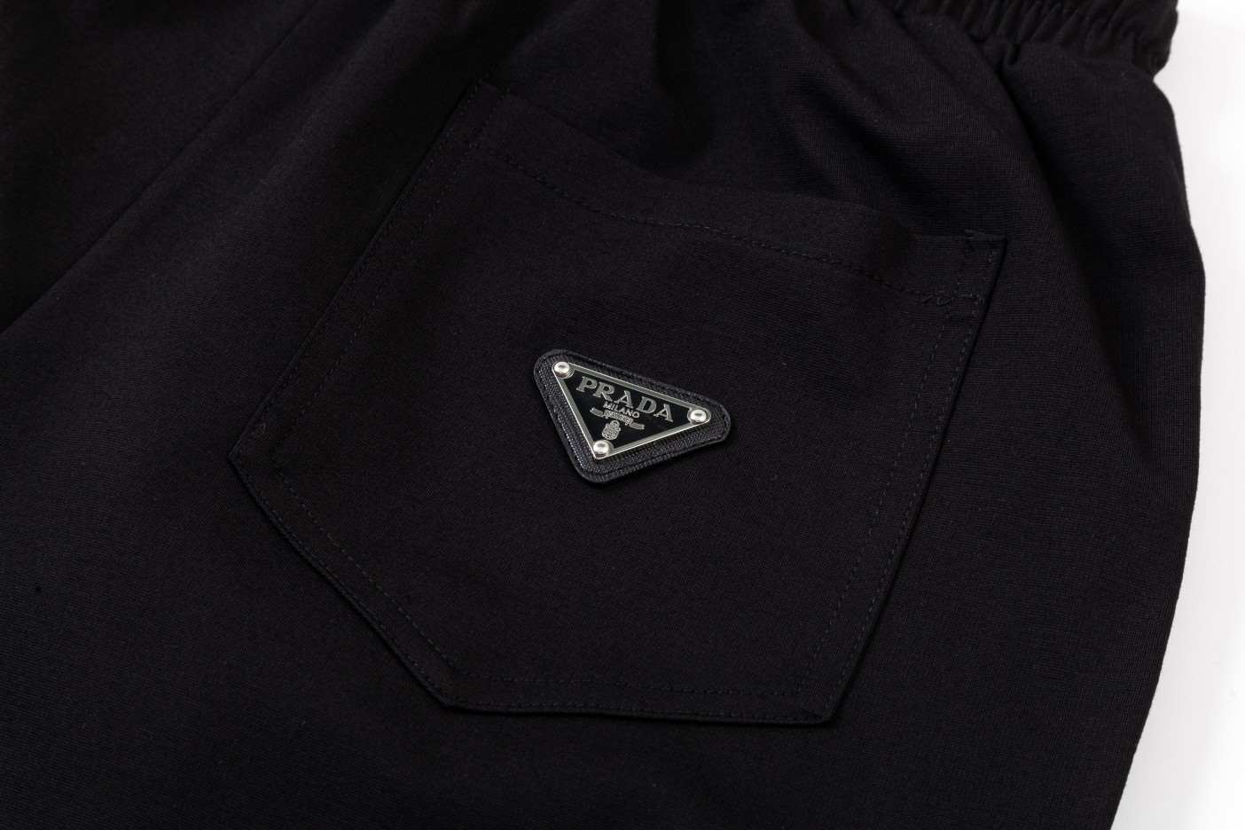 【PRADA  公式旗艦店】プラダ  ショートパンツ  ご好評に付き再入荷！